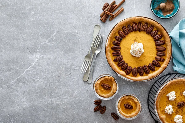 Tarta Calabaza Con Canela Nueces Pacana Crema Batida Para Acción — Foto de Stock