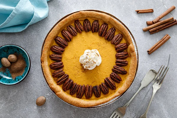 Tarta Calabaza Con Canela Nueces Pacana Crema Batida Para Acción — Foto de Stock