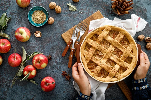 带有格子糕点的苹果派 感恩节传统糕点甜点 秋季烘焙概念 顶级视图 — 图库照片