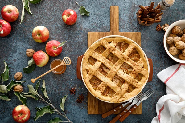 Apfelkuchen Mit Gittergebäck Traditionelles Gebäck Dessert Zum Erntedankfest Herbstbackkonzept Draufsicht — Stockfoto