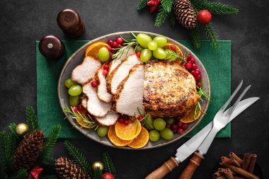 Noel hindisi yemeği. Siyah arka planda süslemeleri olan Noel hindisi, üst manzara.