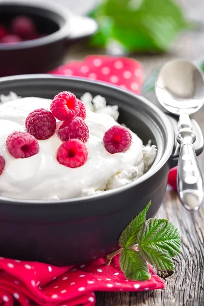 Cottage cheese with strawberry — Stock Photo, Image