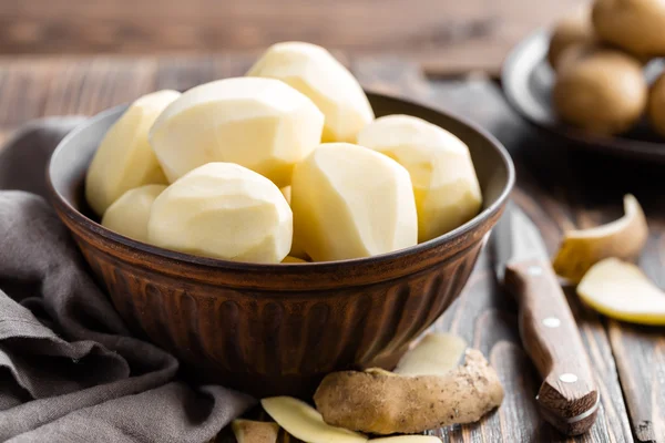 Peeled potatoes — Stock Photo, Image