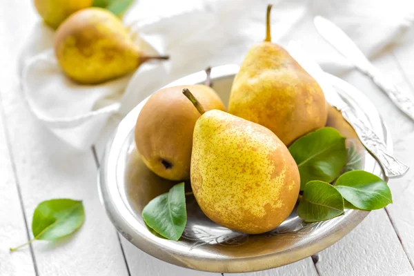 Pears with leaves — Stock Photo, Image