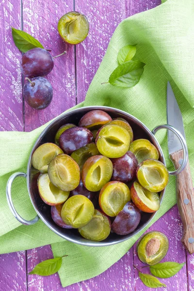 Sliced plums — Stock Photo, Image