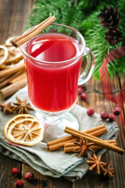 Noel yumrukla tarçın ve yıldız anason