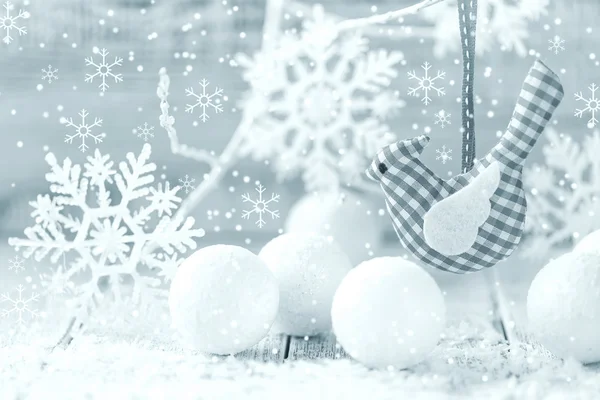 Белые рождественские украшения — стоковое фото