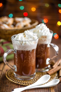 Krem şantili sıcak çikolata