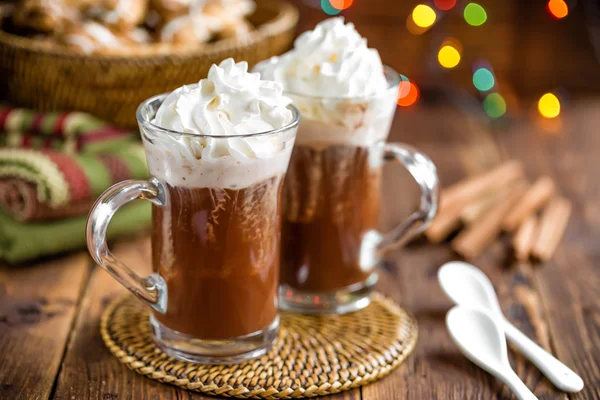 Chocolate caliente con crema batida — Foto de Stock