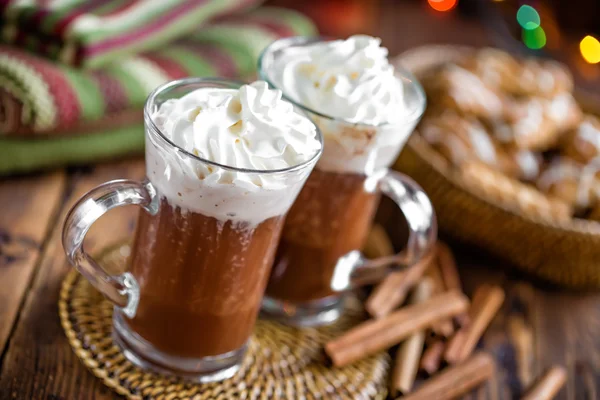 Chocolate caliente con crema batida — Foto de Stock