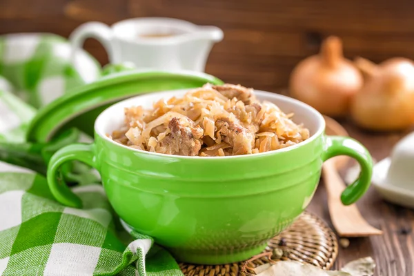 Тушкована капуста з м'ясом — стокове фото