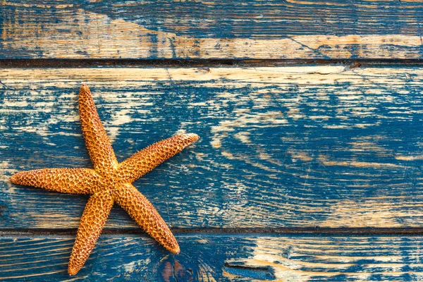 Деревянный фон с морской звездой — стоковое фото