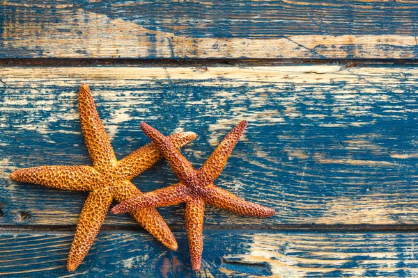 Fondo de madera con estrellas de mar — Foto de Stock