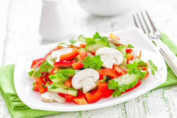 Salada vegetal com cogumelos — Fotografia de Stock