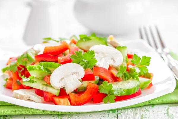 Plantaardige salade met paddestoelen — Stockfoto