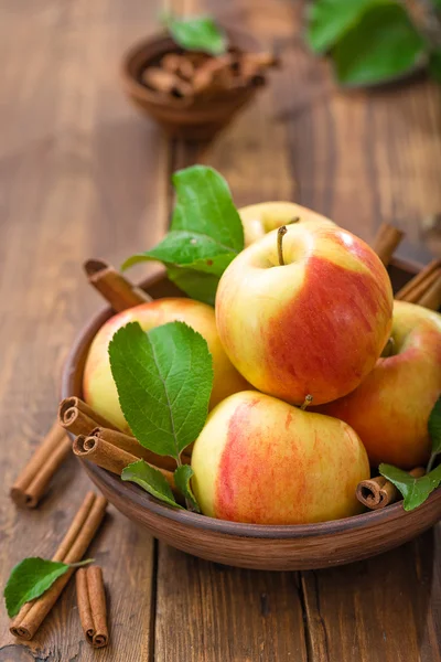 Frische Äpfel auf dem Teller — Stockfoto