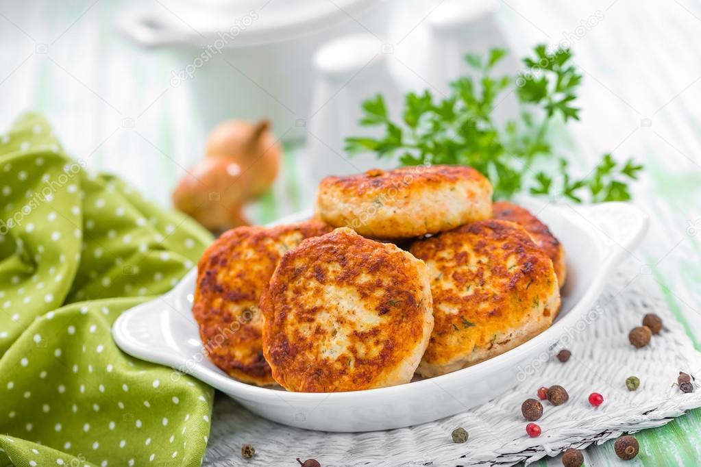 Котлеты из хека сочные. Котлеты из фарша хека. Котлеты из хека сочные. Котлетки из хека. Котлеты рыбные из хека.