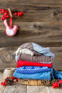 bir tablo üzerinde bebek giysileri