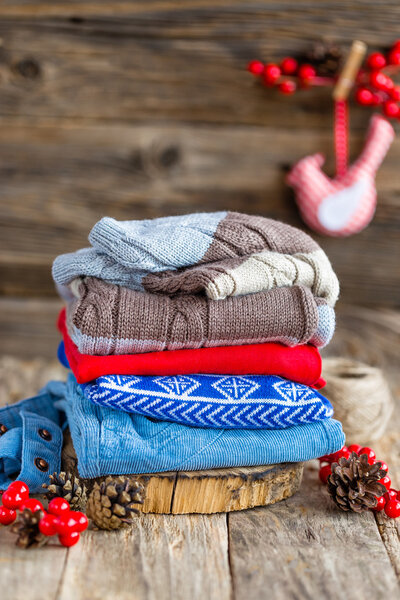 Детская одежда на столе
