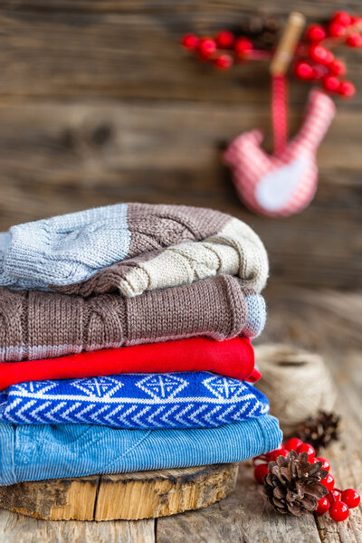 Детская одежда на столе
