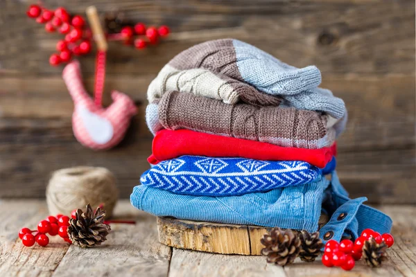 Babykleidung auf einem Tisch — Stockfoto