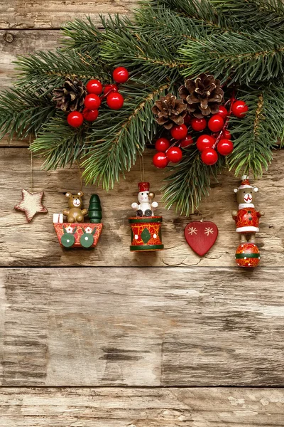 Enfeites de Natal com árvore e bugigangas — Fotografia de Stock