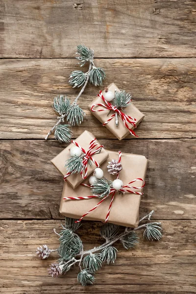 Regali di Natale e decorazioni su sfondo di legno — Foto Stock