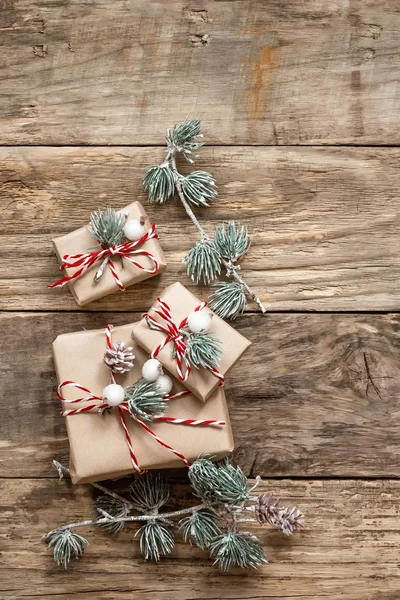 크리스마스 선물과 장식 나무 배경 — 스톡 사진