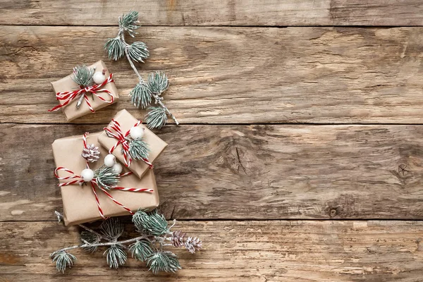 Regali di Natale e decorazioni su sfondo di legno — Foto Stock