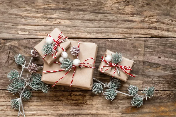 クリスマス プレゼントと木製の背景の装飾 — ストック写真