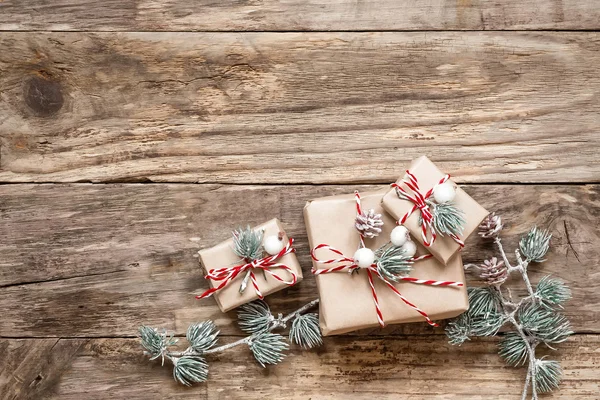 クリスマス プレゼントと木製の背景の装飾 — ストック写真