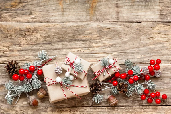 Regali di Natale su sfondo di legno — Foto Stock