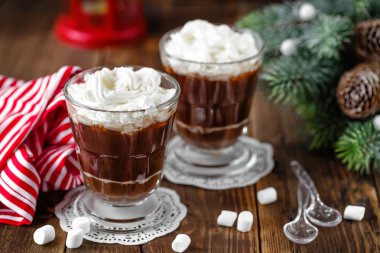 Krem şantili sıcak çikolata