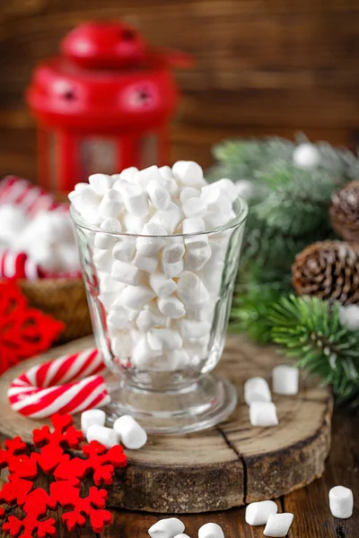 Marshmallow e decorazioni natalizie — Foto Stock