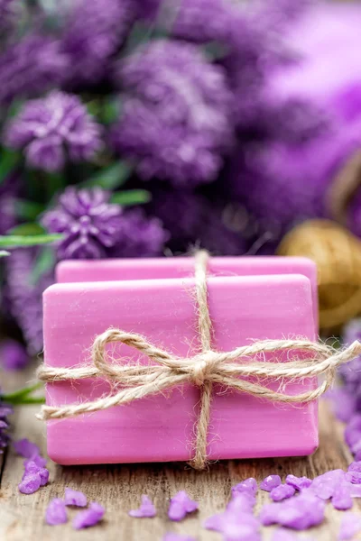 ラベンダー石鹸と花 — ストック写真