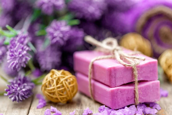 Lavendel zeep en bloemen — Stockfoto