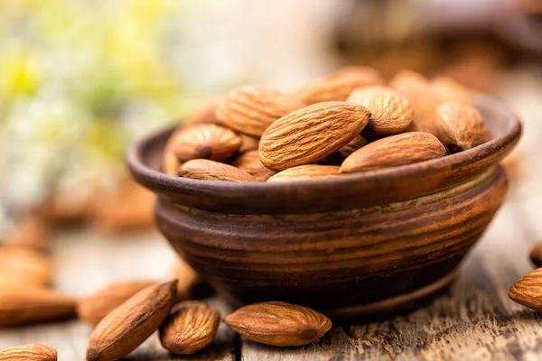 Almendras en un tazón —  Fotos de Stock