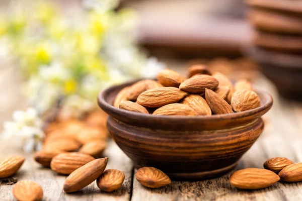 Almendras en un tazón — Foto de Stock