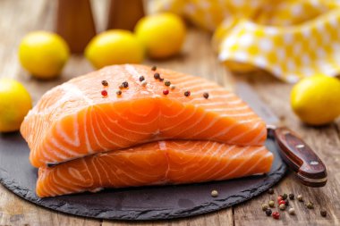 ham dilimlenmiş somon