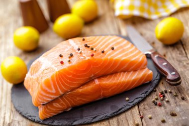 ham dilimlenmiş somon