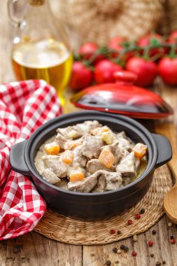 bir güveç içinde sığır straganof