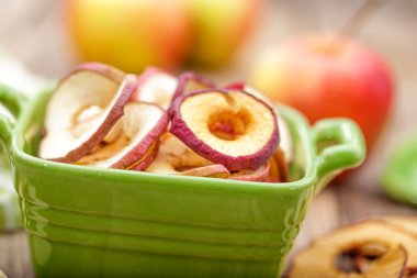 tablo üzerinde kurutulmuş elma