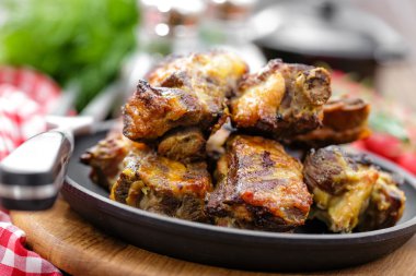 Domuz kaburga kemik üzerinde