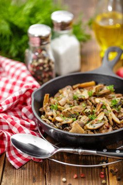 Kızarmış mantar soğan ile