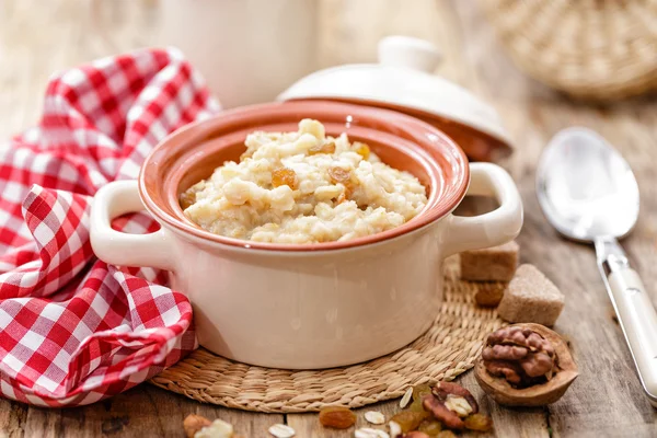 Porridge di farina d'avena in una ciotola — Foto Stock