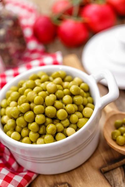 Guisantes enlatados verdes —  Fotos de Stock