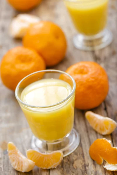 Χυμό πορτοκαλιού σε ένα ποτήρι και gresh φρούτα — Φωτογραφία Αρχείου