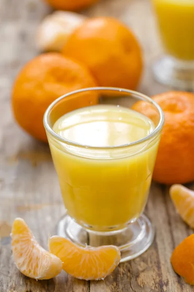 Orangensaft im Glas und frisches Obst — Stockfoto