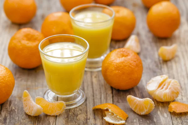 Jus d'orange dans un verre et fruits gresh — Photo