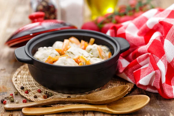 Albóndigas guisadas en una cazuela — Foto de Stock